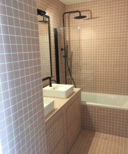 Salle de bain contemporaine avec carrelage rose et douche-baignoire – Réalisation Broggio Déco pour un logement privé