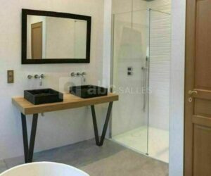Salle de bain claire avec meuble bois et vasques noires, douche italienne vitrée – Rénovation design Broggio Déco
